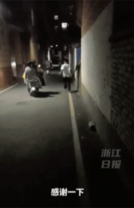 双向奔赴的善良！安徽阜南，一小学生捡到手机后，主动去寻找失主归还，可当失主看到他