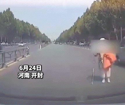 6月24日，河南开封，一男子驾车正常行驶在马路上，期间他就遇到了一名拄着拐杖的老