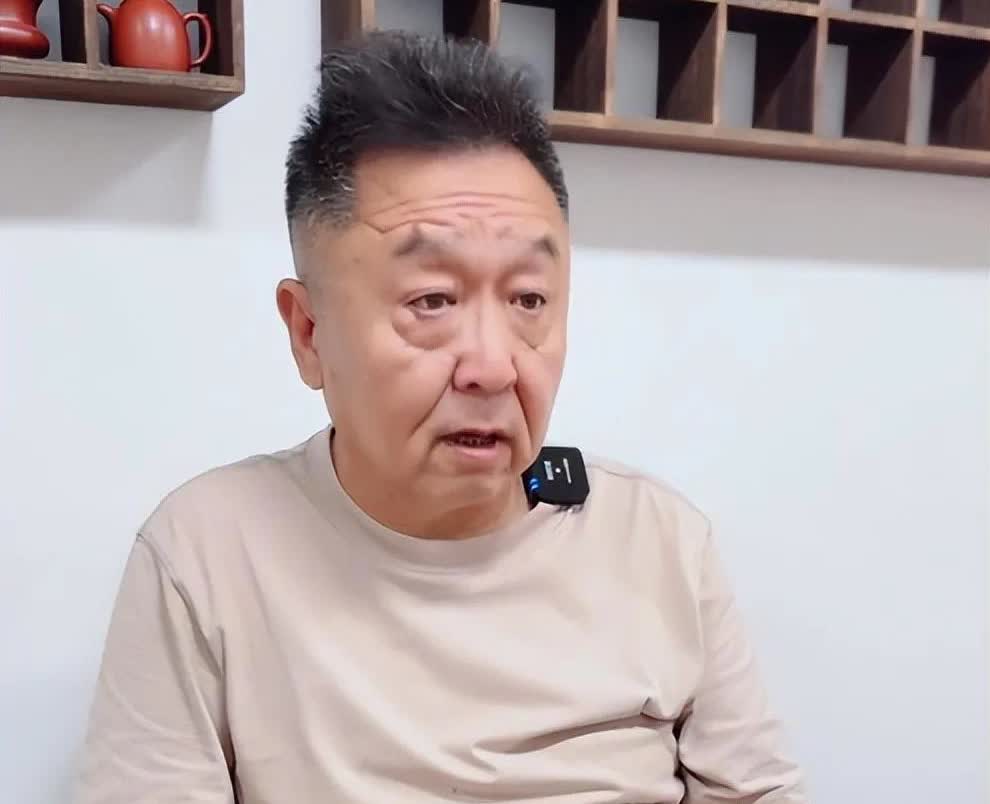 56岁于谦近照曝光，脸部下垂全是皱纹，看着像80岁，老的实在太快