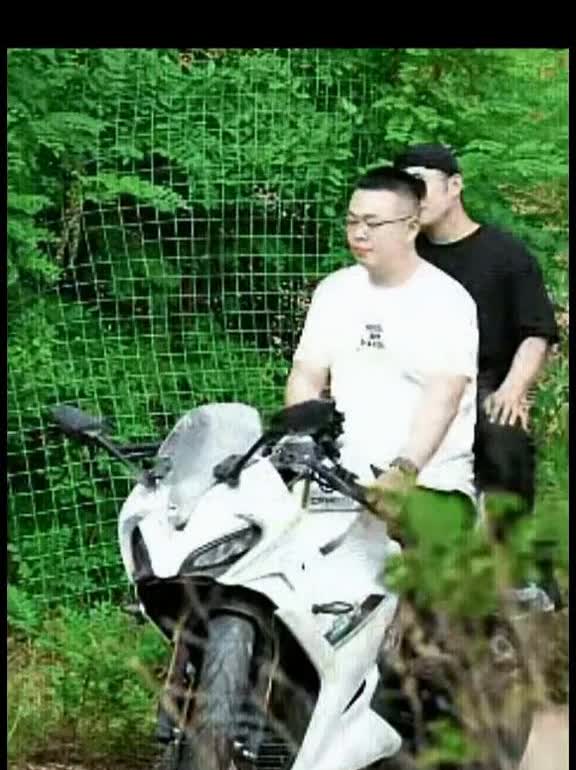 哥们，瞬间就不想骑摩托了。