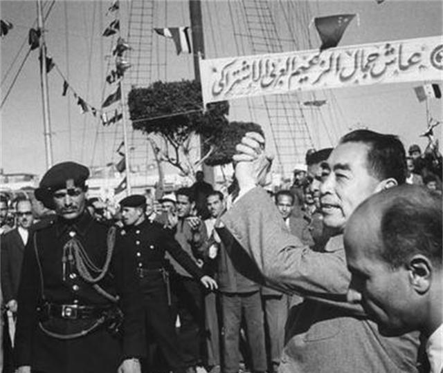 1963年底，周总理访问埃及，在总统举行的招待会上，一位当地情报高官趁周总理面前