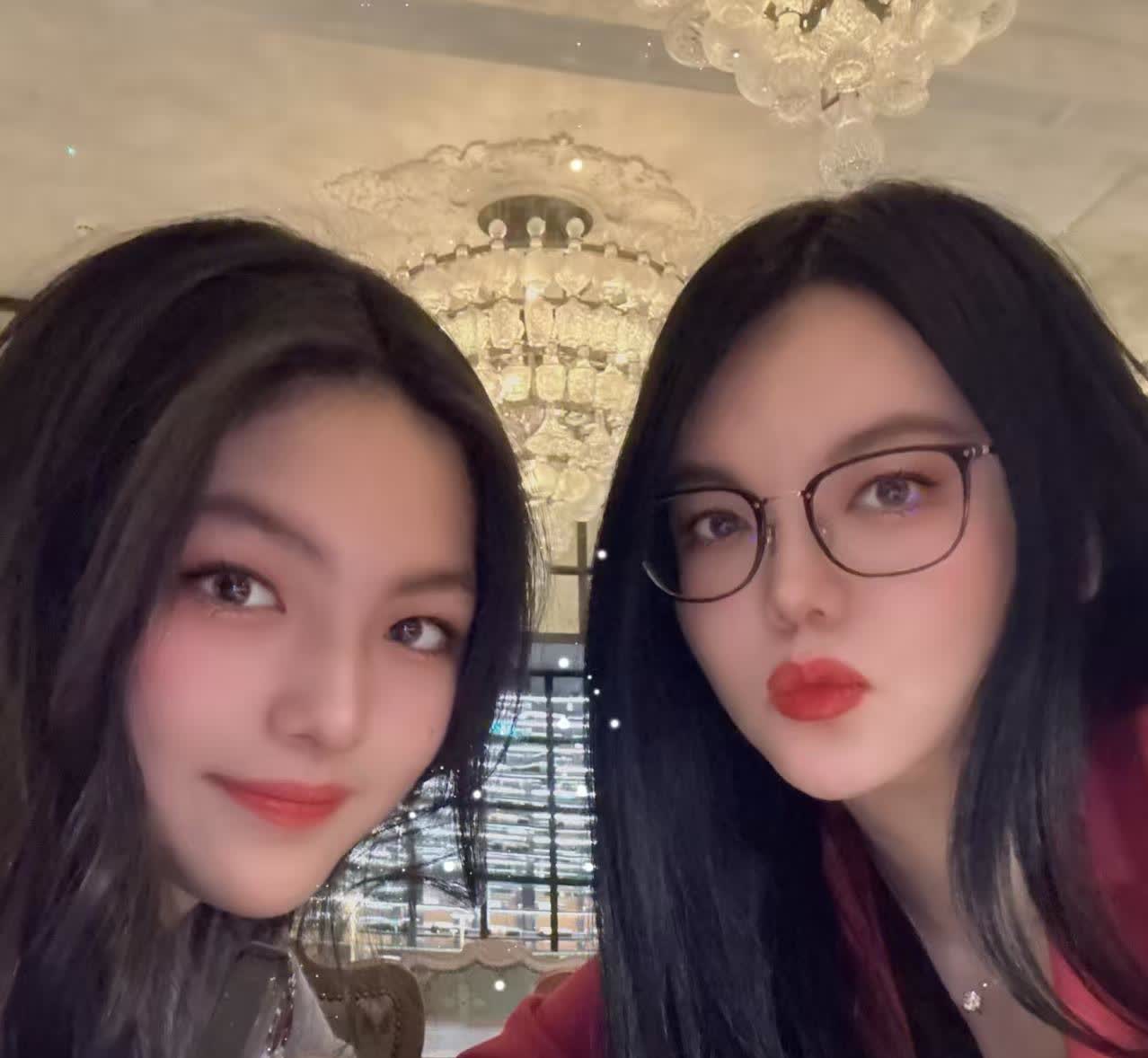 李湘永远比时代快半步，大学时期就买房多达七十多套，也是最先带货的明星。年轻时成为