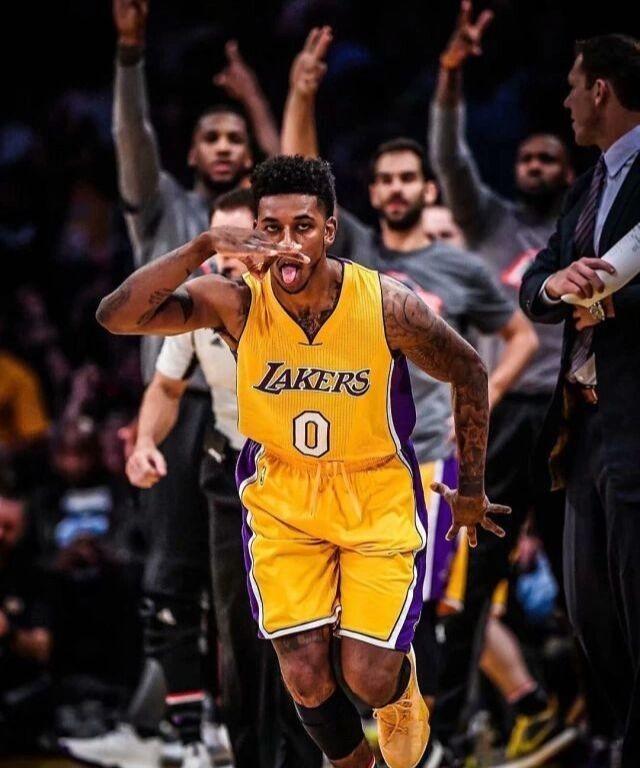 尼克杨：太阳没人给比尔传球！
许久未曾露面的尼克杨近日出现在了篮球节目里，这次他