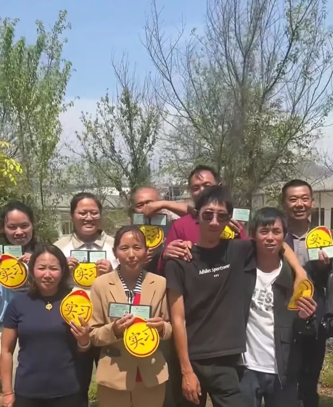 上面发话了，四月驾考大开放，文化低不会电脑也可以考驾照了，基本条件要求会写名字，
