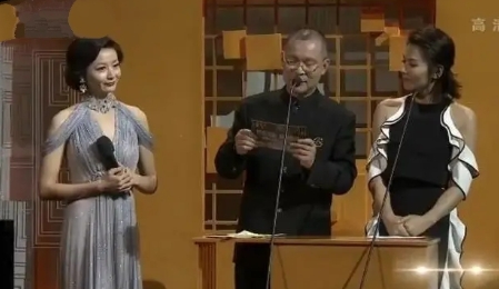 在一次直播中，刘涛正在台上念稿子，可让人意想不到的事情却发生了，她的晚礼服的肩带
