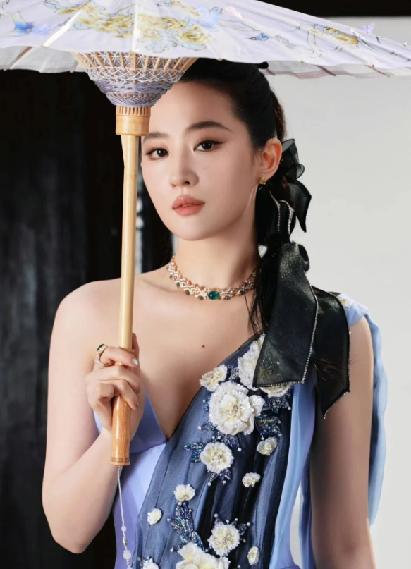 东方女神之神仙姐姐，这造型感太有新意，大气优雅十足，高定礼服真的太美了