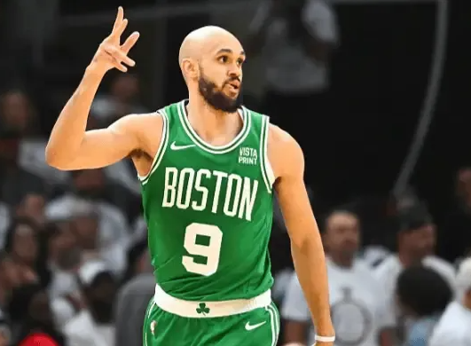 NBA杯小组赛，凯尔特人117-114击败活塞。
赛后凯尔特人球员德里克-怀特接