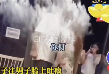 “不作死就不会死！”2025年，一个穿吊带裙的女子和小伙发生争执，女子仗着这么多