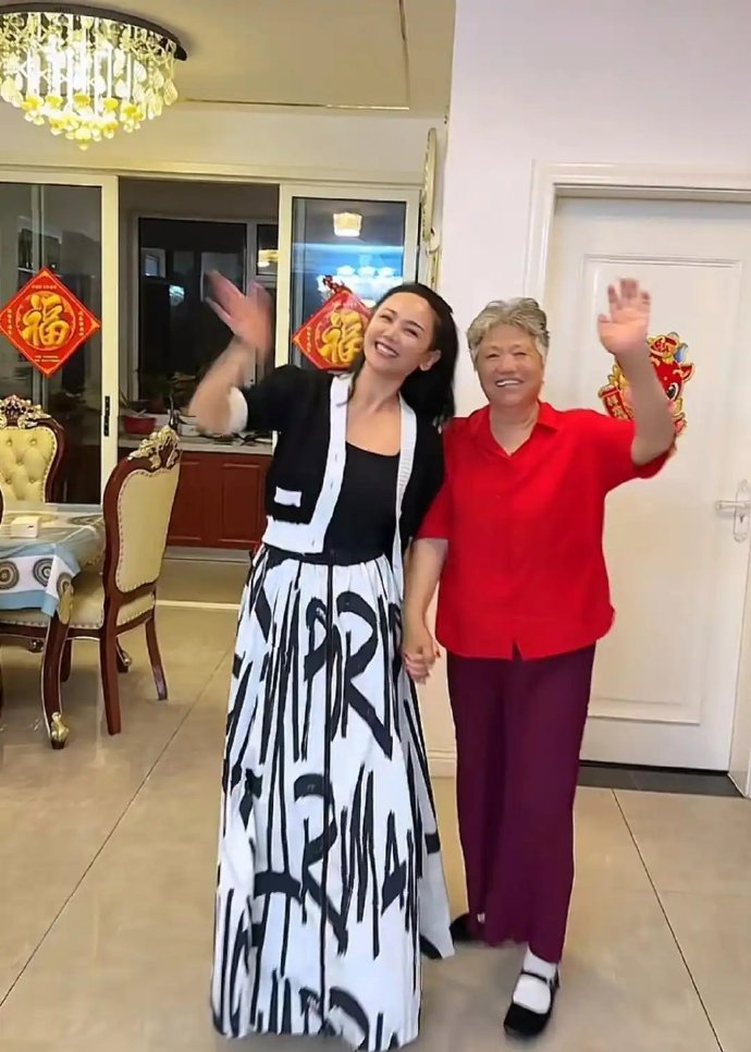 程莉莎过节回家和婆婆跳舞，婆媳关系真好，郭晓东在一旁笑哈哈，这家庭氛围让人羡慕！
