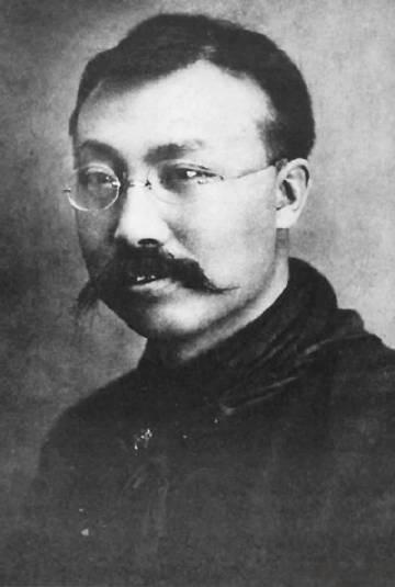 1951年，北京，一个年过七旬的瘫痪老头正躺在鼓楼大街四号院的土炕上，神志还算清