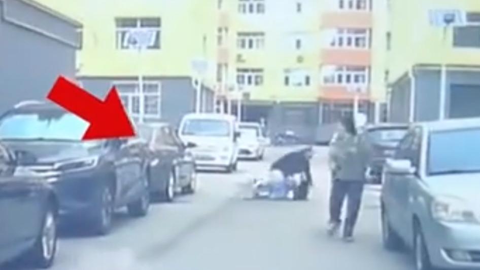 女子骑自行车摔倒，要求10米外司机赔偿，交警也劝他赔礼道歉