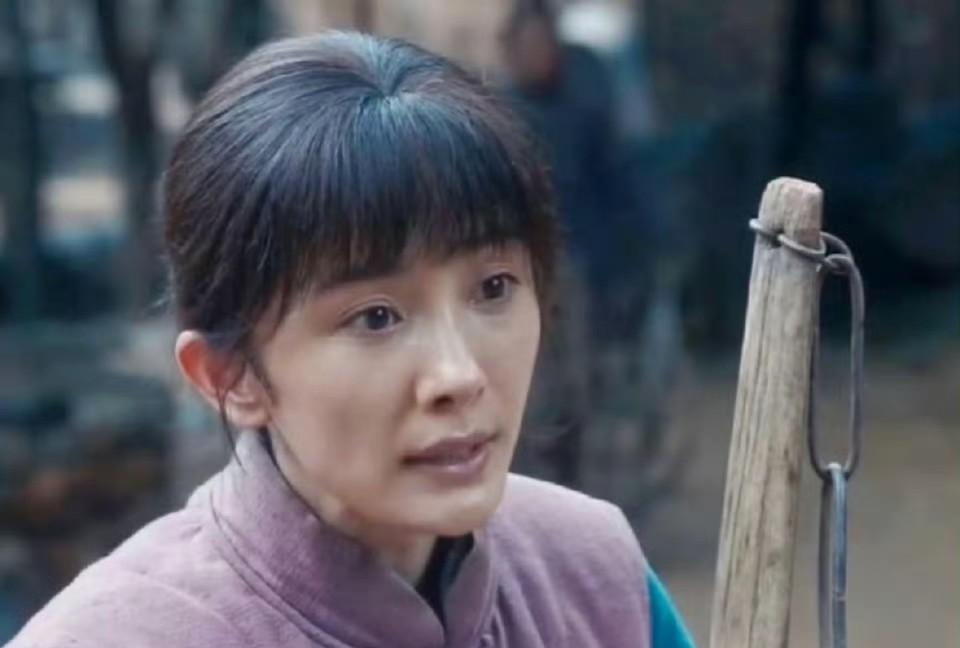 事实证明
杨幂这样的女人回那个年代都的挑水，吃窝窝头。饿得面黄肌瘦，走路都轻飘飘