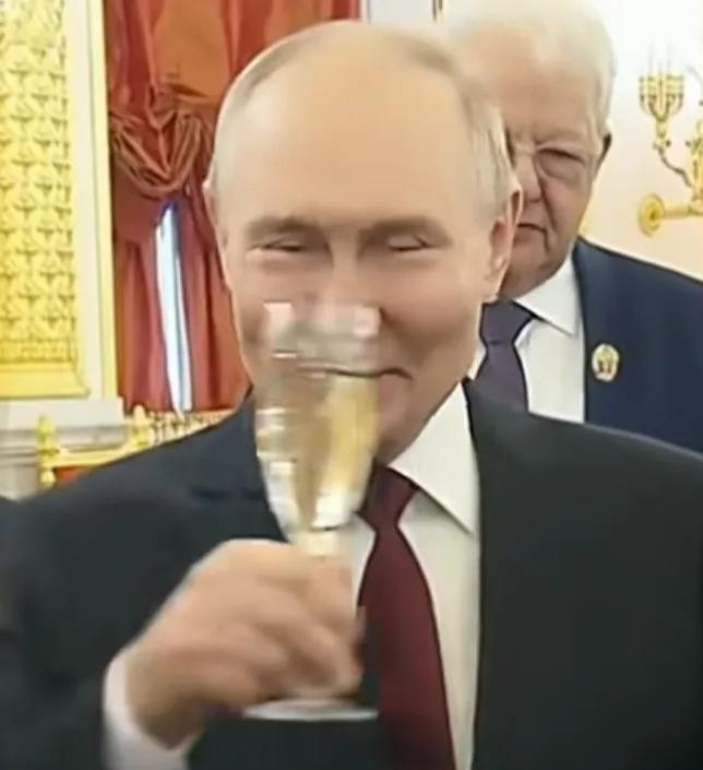 特朗普放话 老普乐开花











**震惊！特朗普葫芦里卖的什么药？