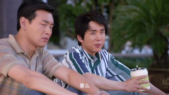 粹火男主柳钧（张新成饰）是留德归来的“厂二代”，人设一帆风顺，年代剧看点就是要草