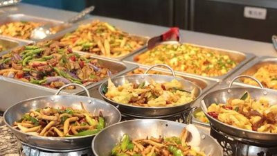 荣昌政府食堂开火万人抢饭：当“烟火气”遇上“民心”，这场“戏”该全国巡演！