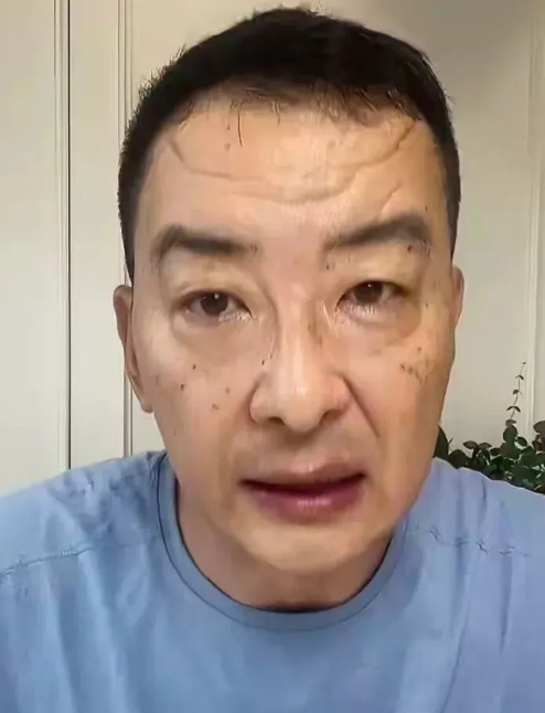 刷到郝平近照愣神半天！记忆里他还是《蜗居》里被房贷压得佝偻着背的苏淳，《三叉戟》