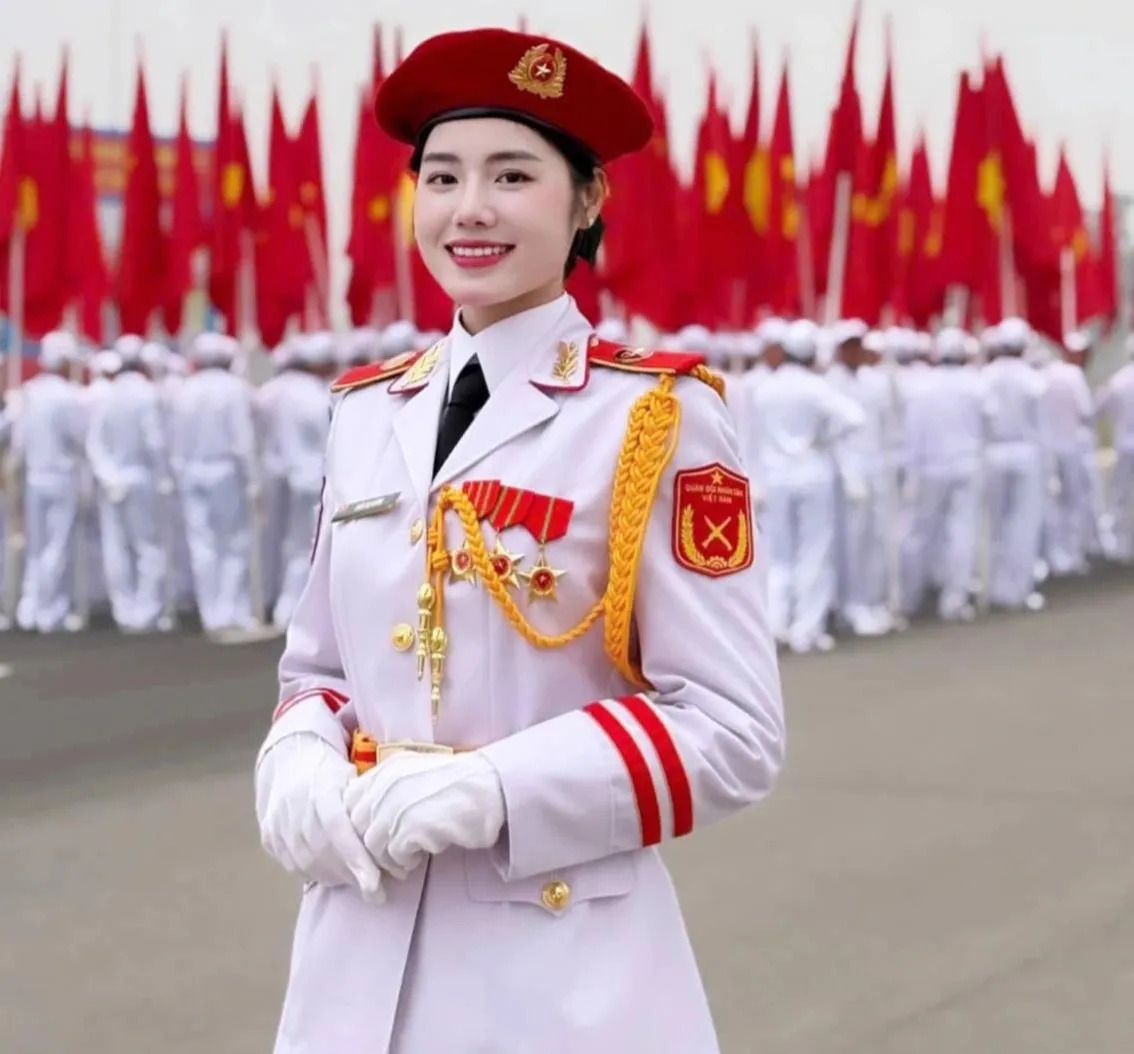 越南女兵阅兵式上走红











不敢相信！阅兵式上竟然还能上演选美大