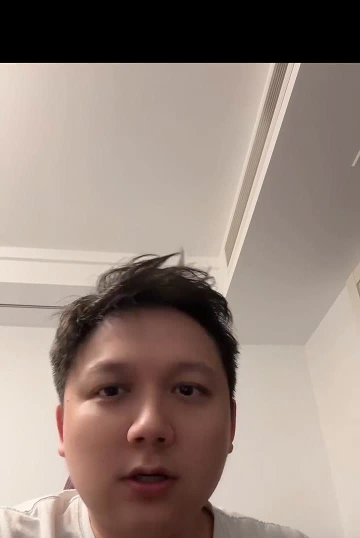 看到吧还是小米，后视镜都没打开，还打转向灯，还知道打转向灯变道，你掐干，优秀。两