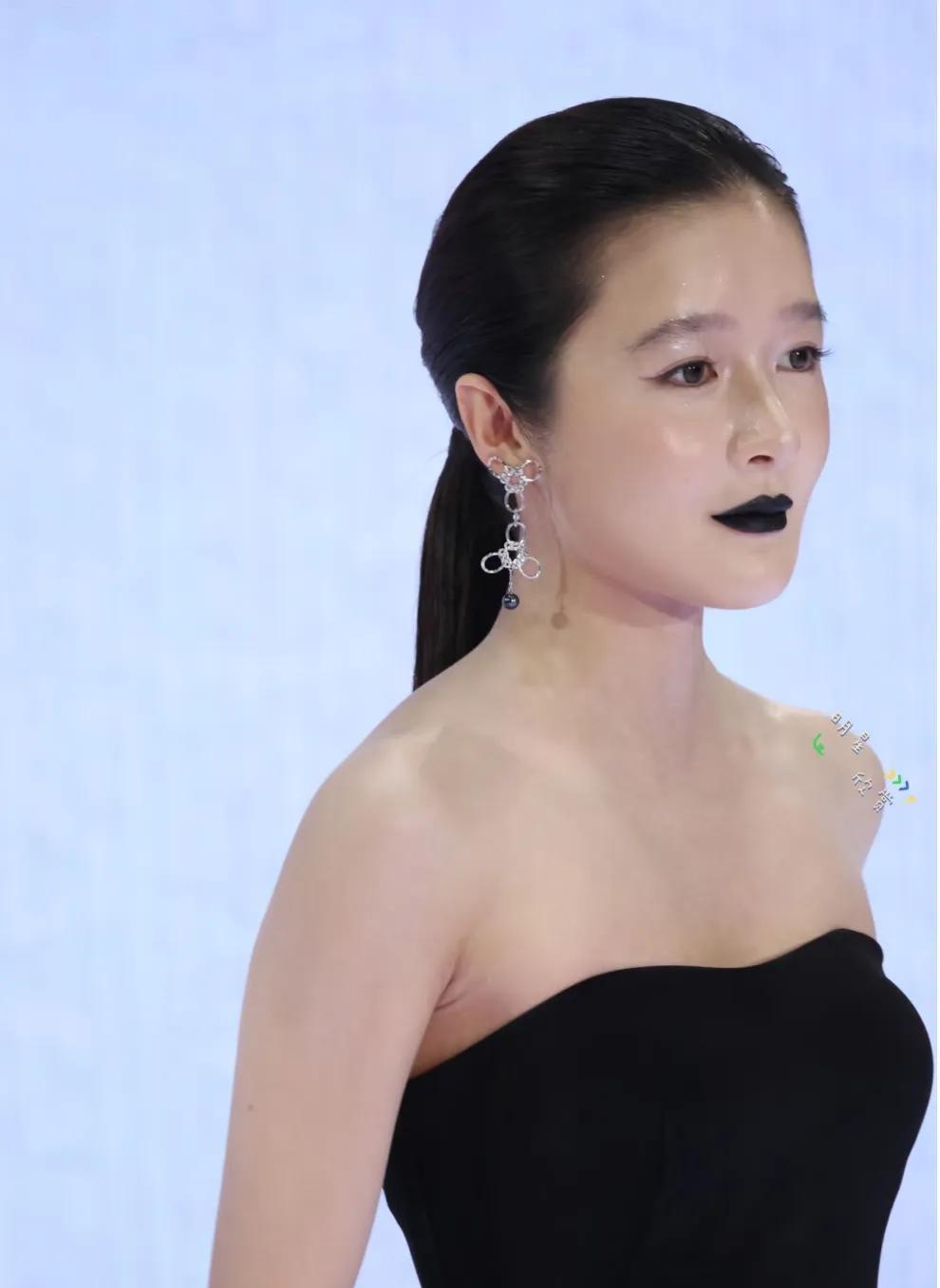 大半夜的，差点给走红毯的女明星吓失眠了！
这是什么惊悚妆造啊，确定不是出来吓人的