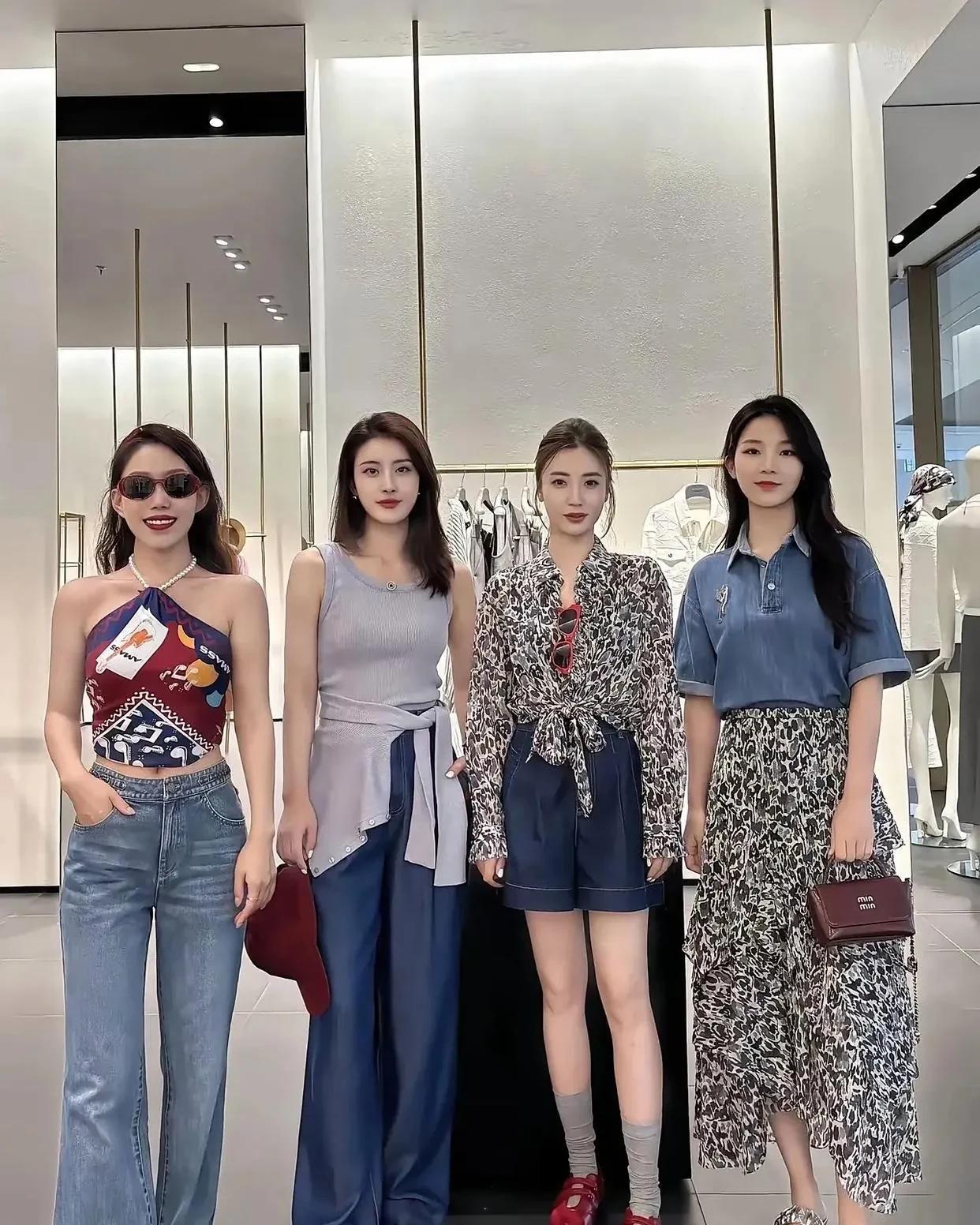 4位美女你觉得
谁的穿搭最高级？
我喜欢第二位
虽然都是站姿，我觉得第二位最有气