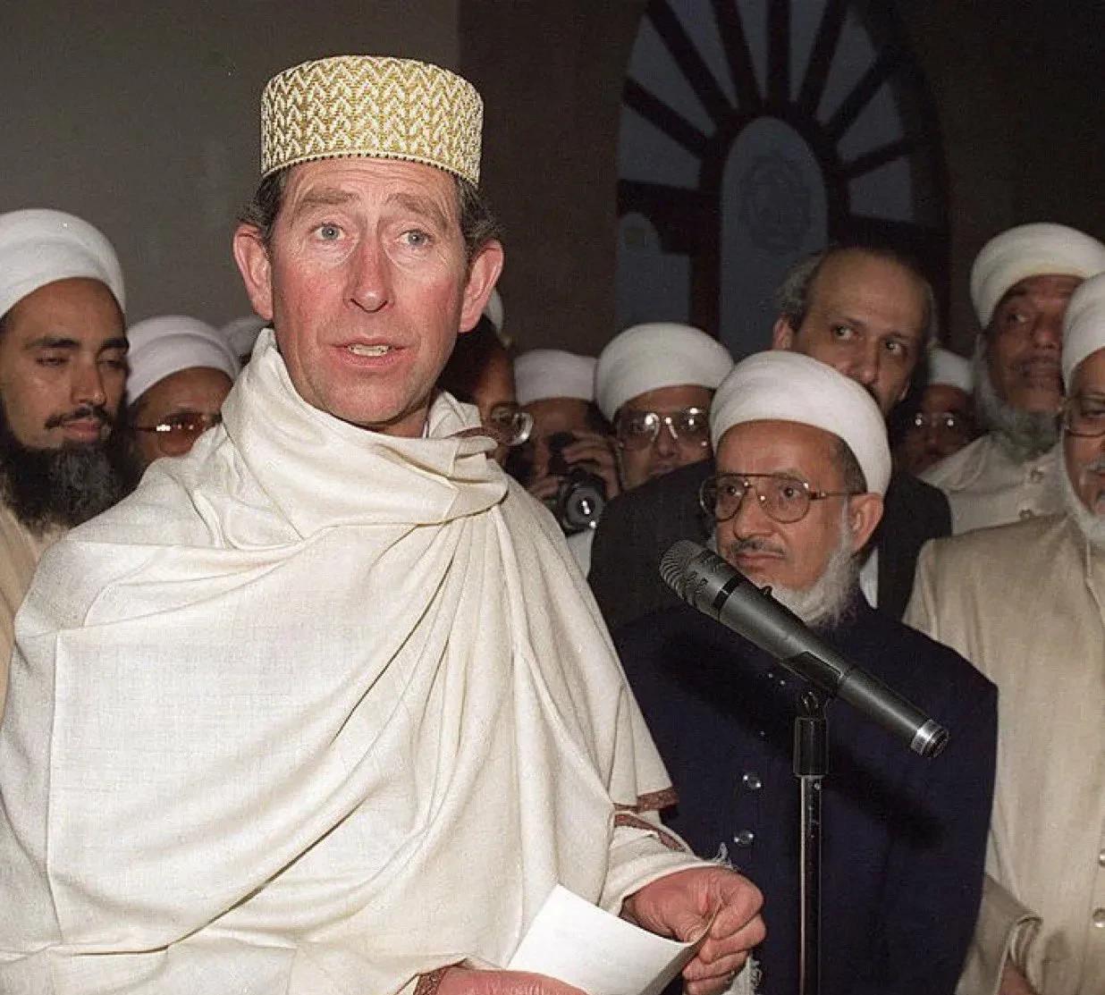 当时的英国查尔斯王子1996年访问阿联酋一座清真寺时身着传统伊斯兰服装，反映了他