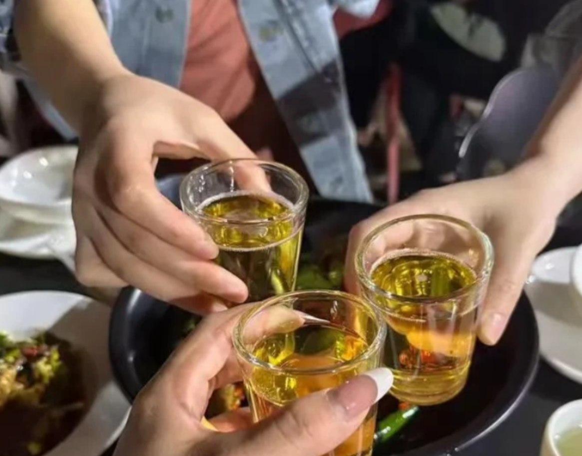 北京，男子李某跟老板张某和同事焦某聚餐喝酒，酒过三巡，他看上了老板新买的电动车，