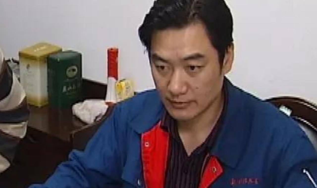 1985年，安徽21岁战士壮烈牺牲，战友方海鹰放弃上军校，替他尽孝，父母感动得泪