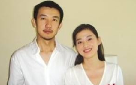 2005年，梅婷拿出自己200多w的积蓄，全部用来资助老公鄢颇拍电影，更是自己亲