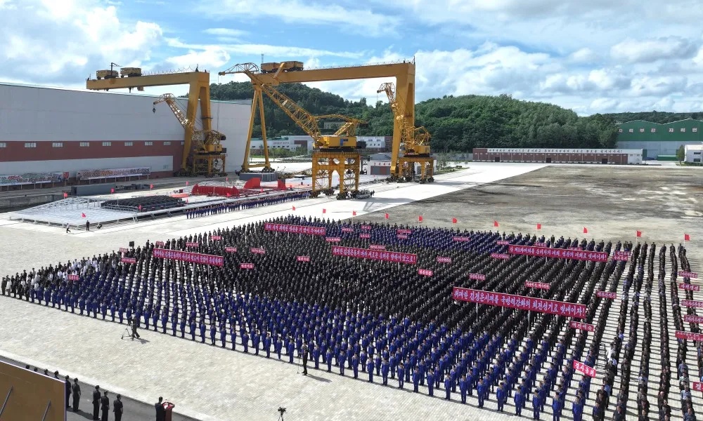 朝鲜南浦造船厂7月21日召开员工动员大会，正式启动第三艘“崔贤”级导弹驱逐舰的建