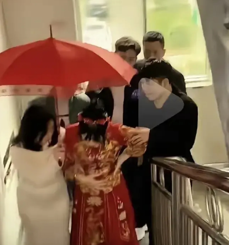 结婚当天，回新房上楼梯时，新娘怀孕六个月了，原以为新郎会过来搀扶，谁知新郎直接一