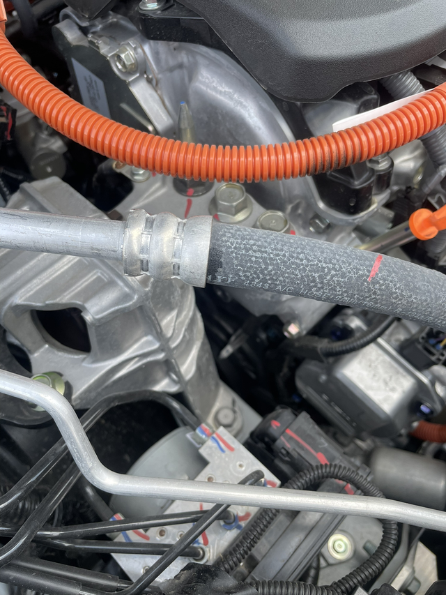 混动思域体验，开了一年讲讲问题
今天加玻璃水发现的
这个水气是正常的吗。
从正常