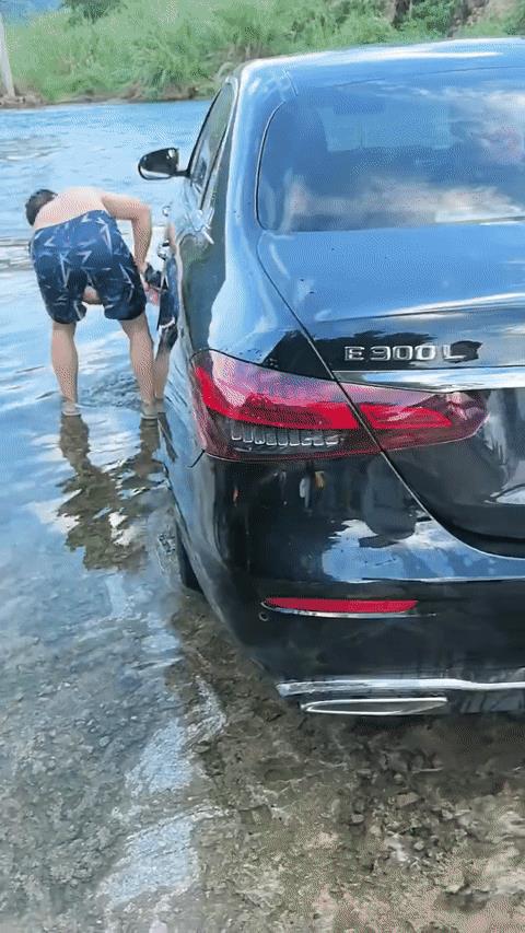 男子出来玩顺便洗个车[抠鼻]