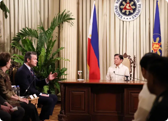 不可思议！美国继续武装菲律宾！美国防长赫格塞斯在访问菲律宾期间向该国总统小马科斯