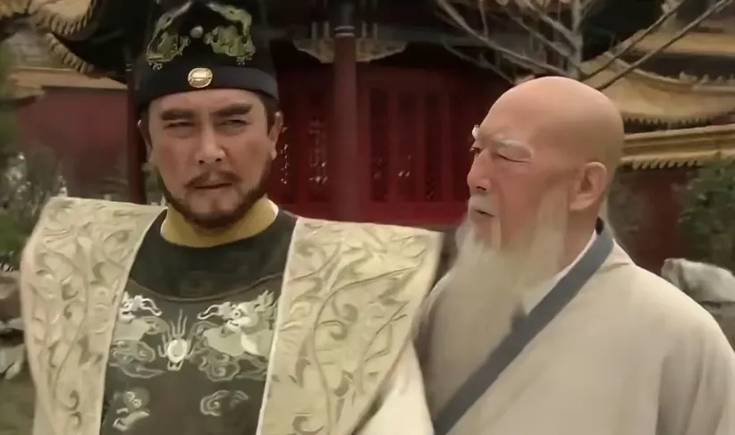 朱元璋病逝，朱允炆继位后。姚广孝让朱棣在王府里养鸭子，朱棣大惊，堂堂燕王府成天鸭
