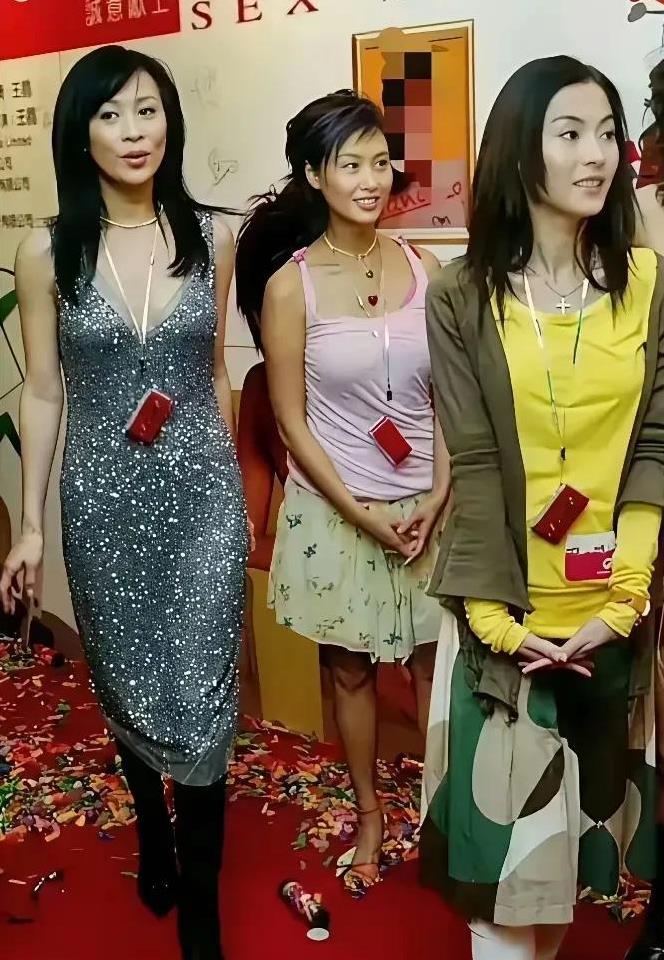 以前真的这样，
胸前挂部手机就很时尚，
连明星们都个个如此，
刘嘉玲、朱茵、张柏