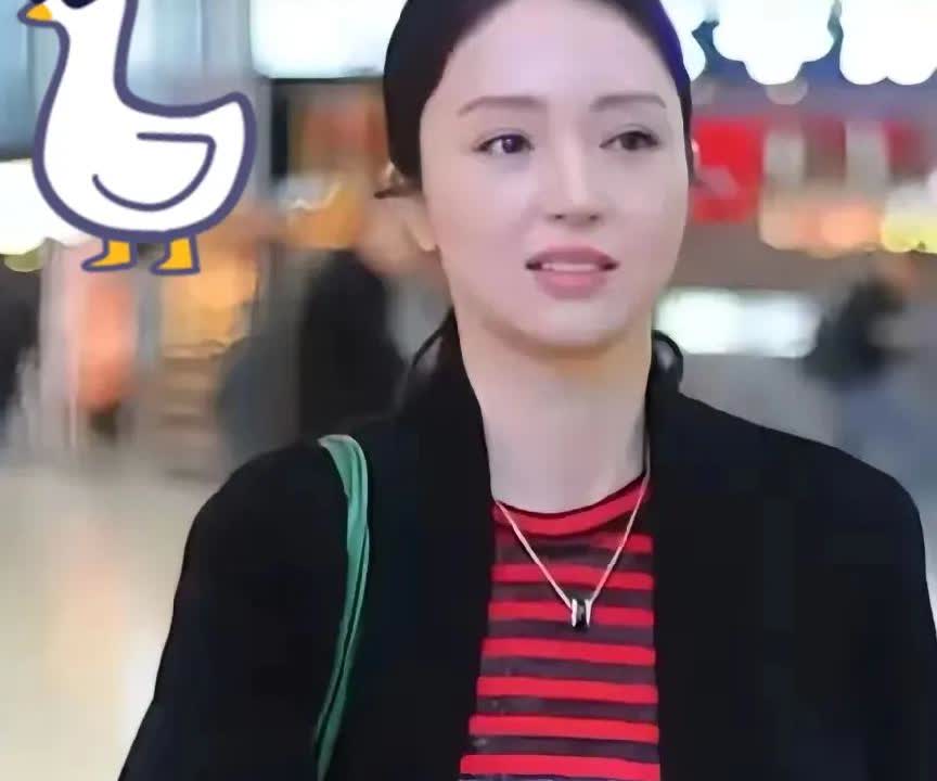 有点理解为啥董璇着急结婚了！
不是因为现任年轻帅气，
也不是因为爱情，而是因