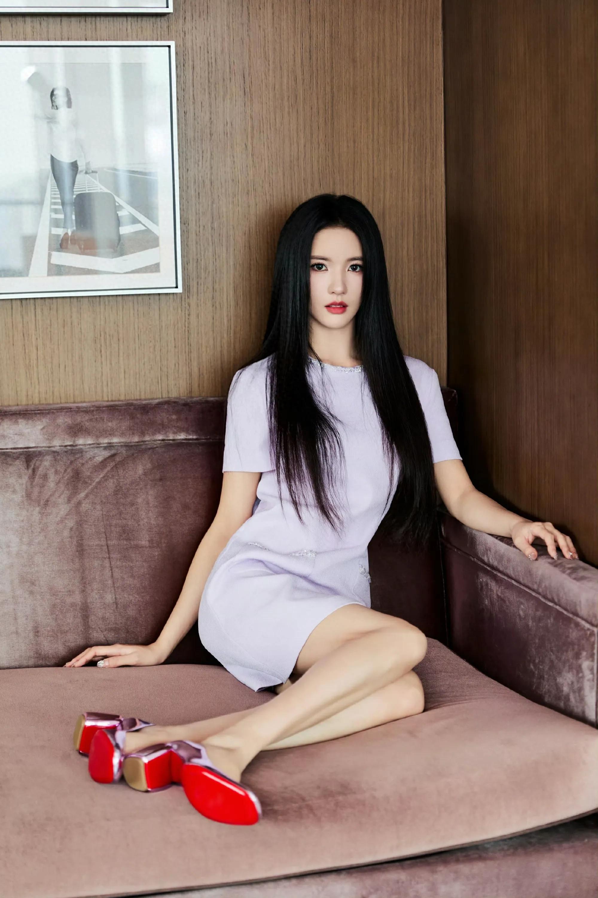 刘些宁小美女对自己的美腿很满意，高跟鞋很漂亮