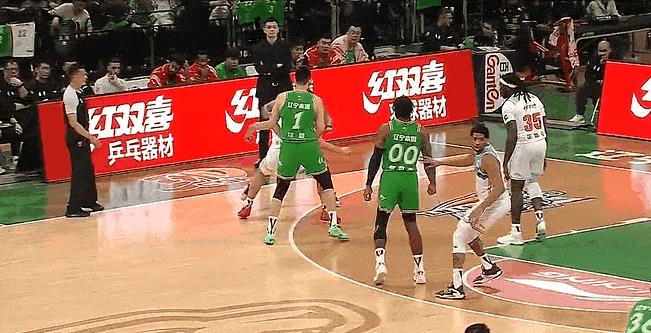伊力福拉提被威尔斯打到后脑勺，这球不给违体吗
威尔斯拜托伊力福拉提撕咬，直接打到