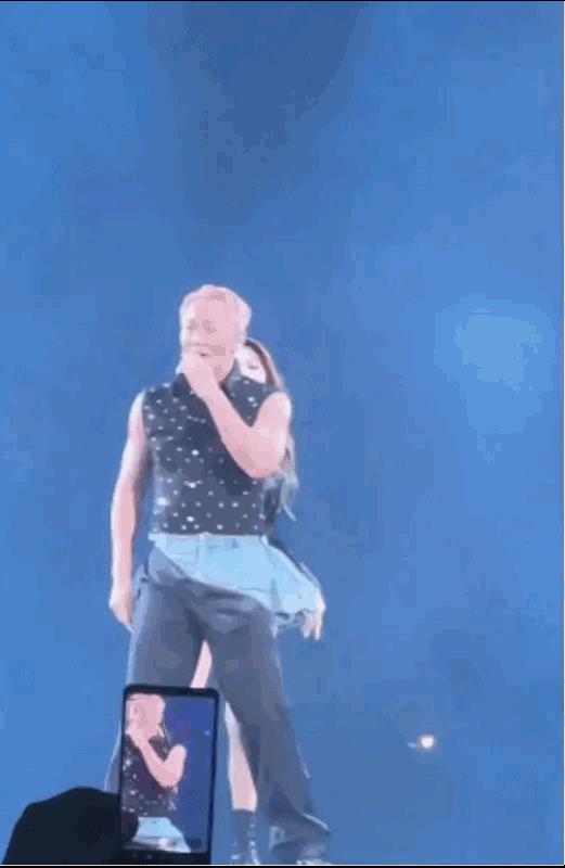 林峰红馆演唱会突发‘亲密接触’！
最紧张的不是台上，而是台下坐着的她。
昨晚林峰
