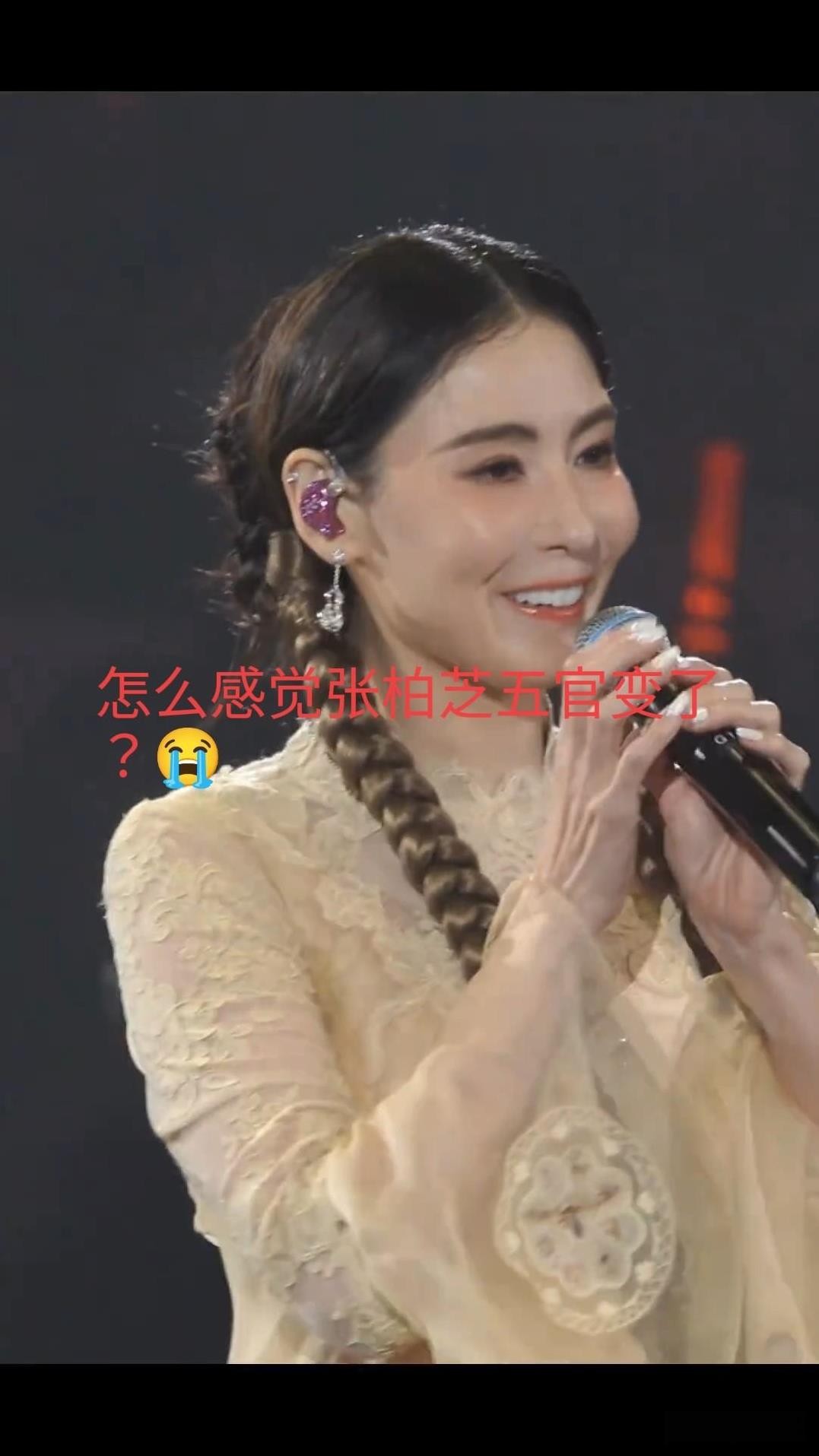 张柏芝这脸确定没动点啥？怎么感觉怪怪的[泪奔]突然感觉颧骨高起来了[呲牙]
