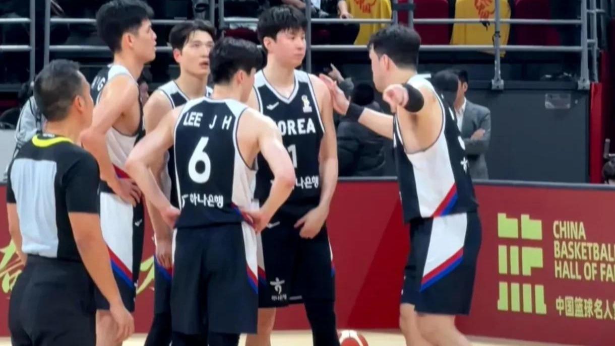 中国男篮首战失利，本场有3个意想不到，郭指导选人失策了