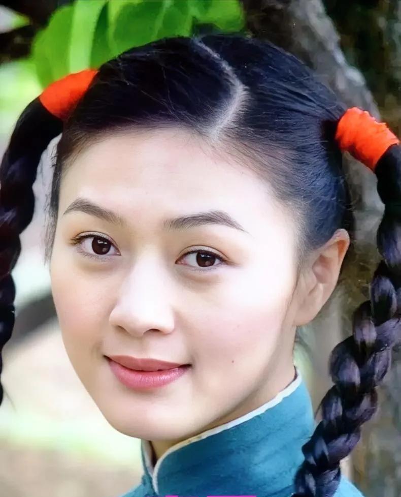 这张剧照好像是《关中往事》里的喜凤，应该是喜凤未婚之前的一张照片，看看喜凤的俏脸