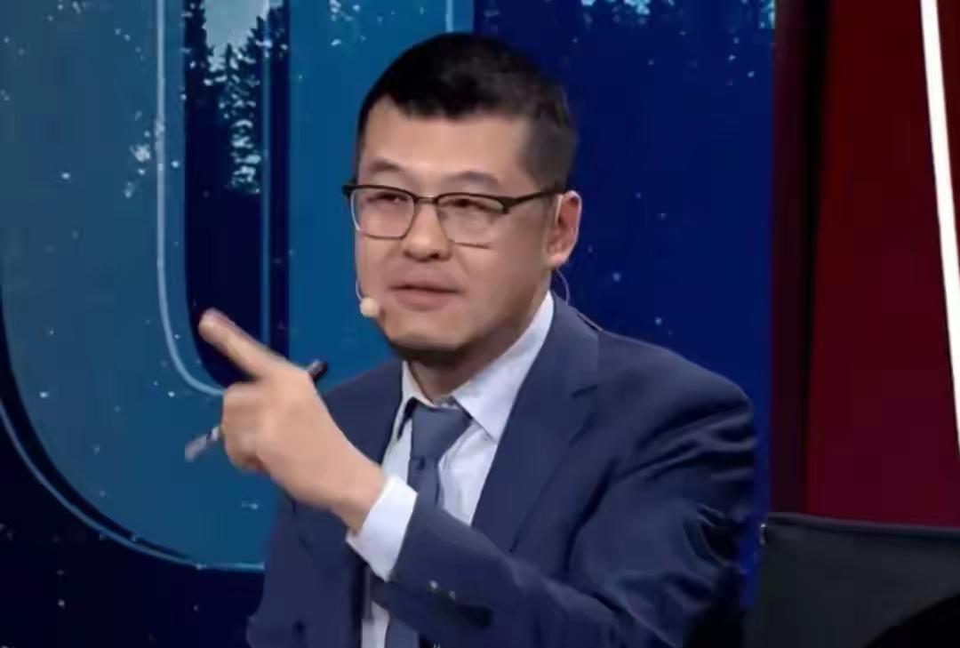 杨毅怒怼詹黑：不要往詹姆斯身上贴标签！
杨毅认为，很早以前人们便往詹姆斯身上贴标