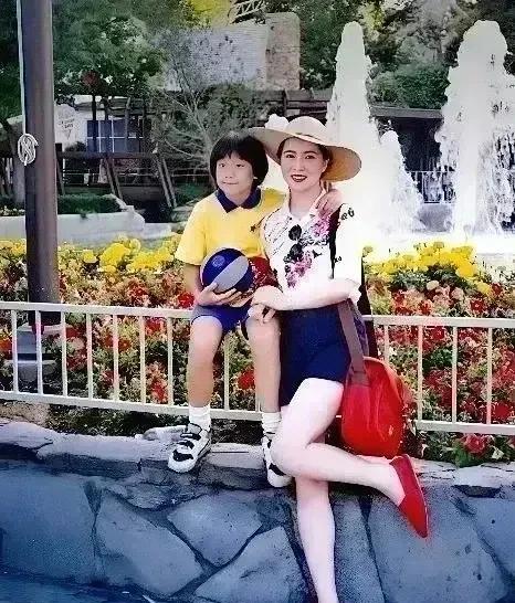 一九九二年夏天的香港街头，著名国际武打明星成龙太太林凤娇和十岁儿子房祖名的合影照