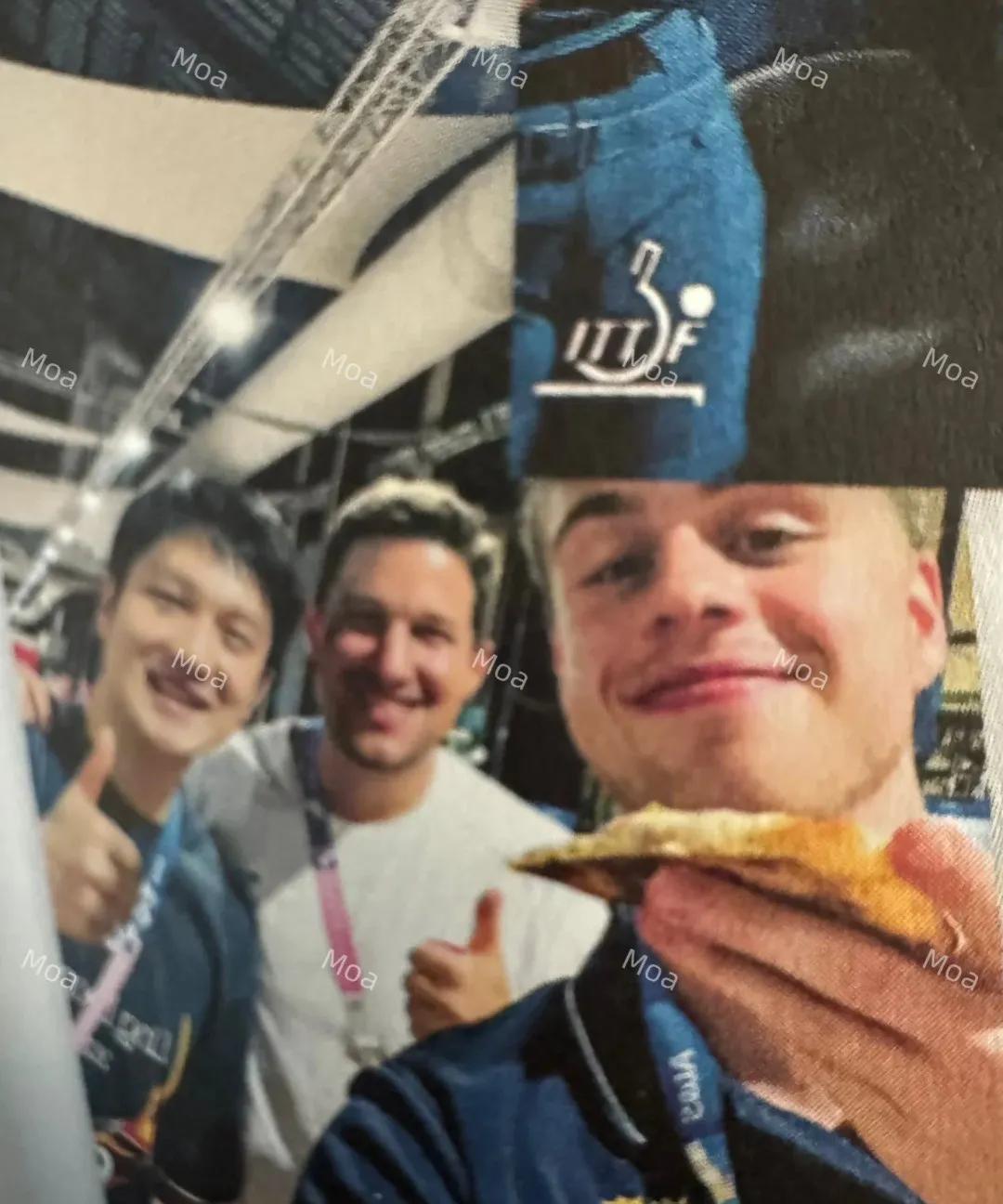 小莫之前上节目分享过这件事，在巴黎奥运会最后一天的凌晨，他和卡尔松在食堂吃披萨，