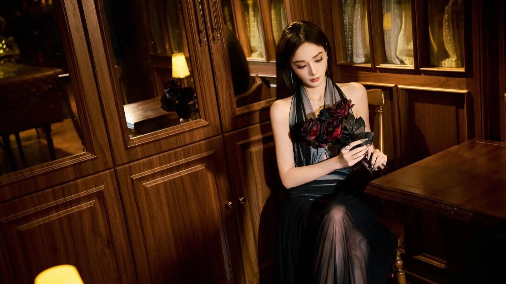 彭小苒红毯展风采：率性与优雅并存，诠释真实之美