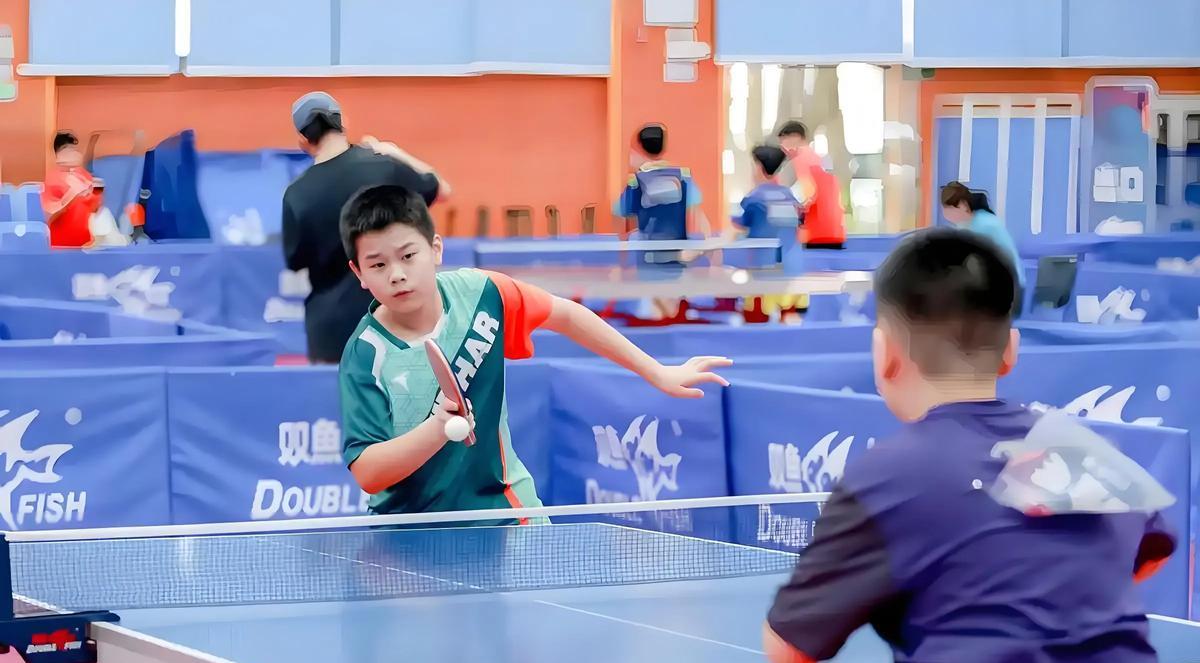 一个班只有3人戴眼镜！
全班52人，近视率6%，班主任笑疯了，秘密就是每周三节乒