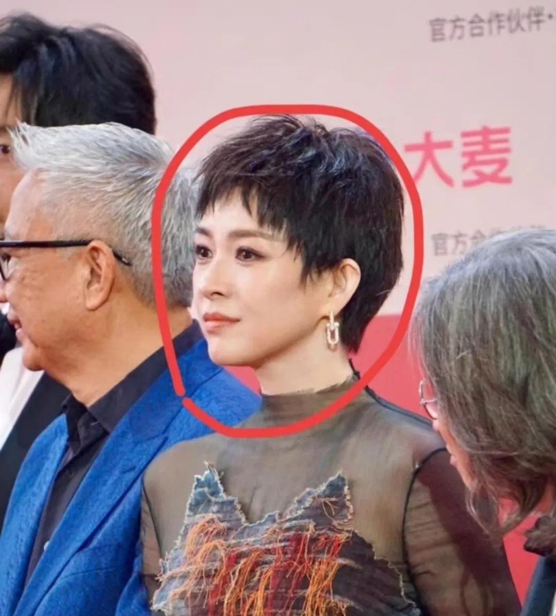 我表妹亲眼见过章子怡，她说了一个大实话。说章子怡根本不是电视上看到的那样！结果真