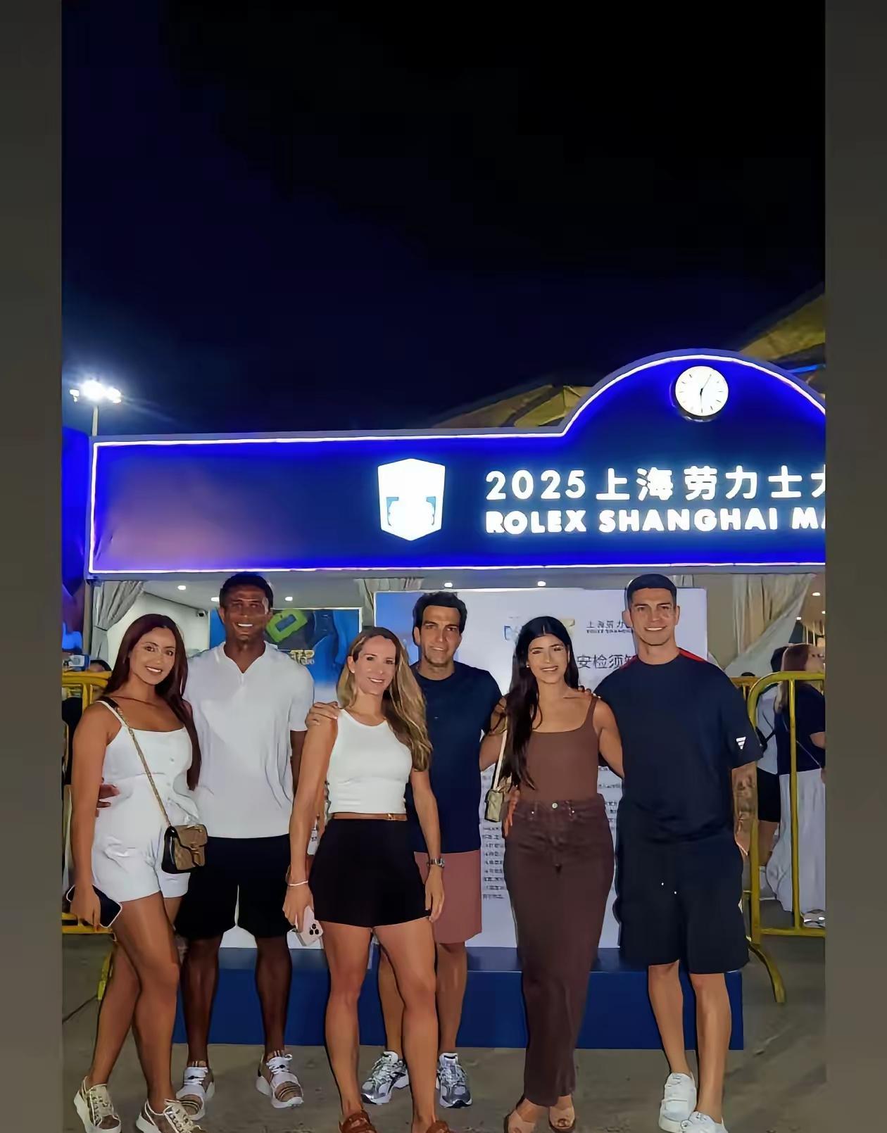 路易斯的经纪人前些日子来到上海，这事着实耐人寻味。
这老兄之前腰部受伤，已经休养