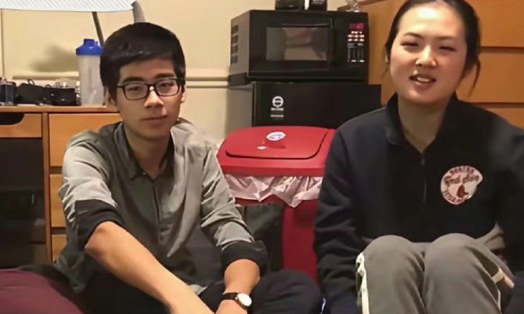 姚安娜在哈佛上大学时期的照片！

富二代中，她算是活的比较自我。

有自